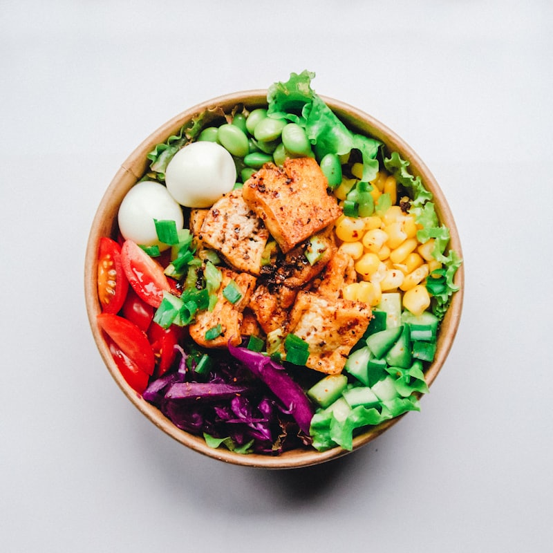 Bowl com tofu, ovos e legumes