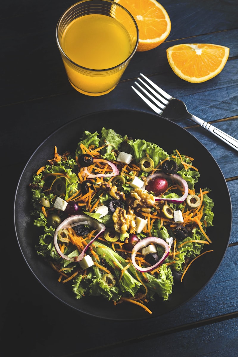 Salada com suco de laranja